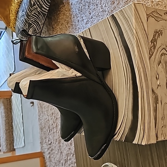 Jeffrey Campbell Cromwell - Picture 4 of 9